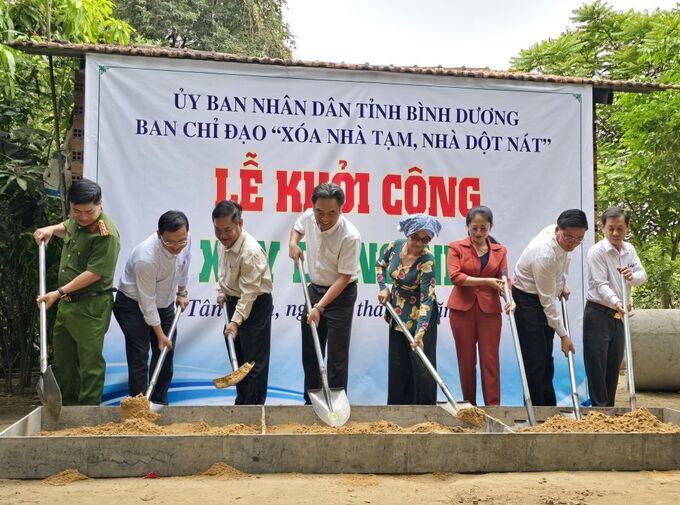 Ông Nguyễn Lộc Hà - Phó Bí thư thường trực tỉnh Bình Dương cùng các thành viên trong đoàn thực hiện nghi thức khởi công xây nhà cho bà Phạm Thị Hường