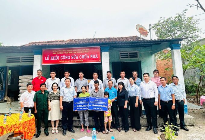 Ông Nguyễn Văn Đông - Bí thư TP. Thủ Dầu Một và đoàn công tác trao quà, dự lễ khởi công sửa chữa nhà cho hộ bà Huỳnh Thị Kim Anh