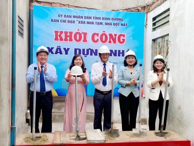 Bà Trương Thị Bích Hạnh - Bí thư TP. Dĩ An và các lãnh đạo thành phố dự lễ khởi công xây dựng nhà mới cho hộ ông Trần Văn Châu