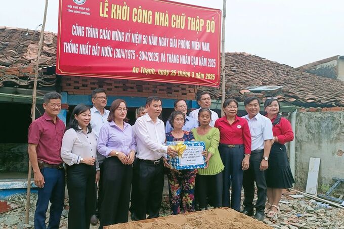 Ông Nguyễn Văn Minh - Bí thư TP. Thuận An cùng đoàn  tặng quà cho đại diện gia đình ông Nguyễn Văn Rộng