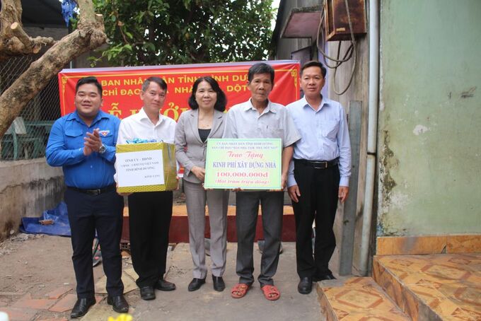 Lãnh đạo tỉnh và huyện Dầu Tiếng trao hỗ trợ kinh phí xây nhà và quà cho gia đình ông Nguyễn Văn Nhỏ