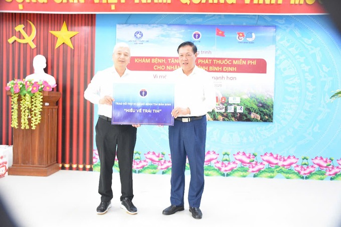 Thứ trưởng Đỗ Xuân Tuyên trao hỗ trợ ca mổ bệnh tim bẩm sinh