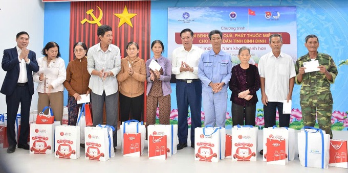 Thứ trưởng Đỗ Xuân Tuyên và đồng chí Đoàn Hữu Thiển, Chánh Văn phòng Bộ Y tế trao tặng gia đình chính sách, gia đình có hoàn cảnh khó khăn