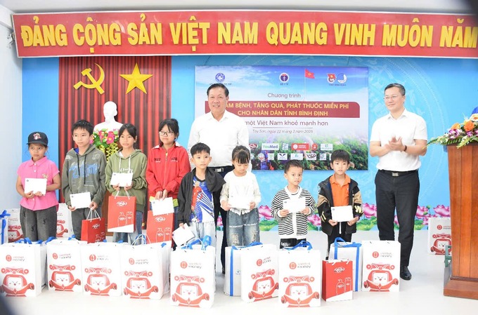 Thứ trưởng Đỗ Xuân Tuyên và đồng chí Nguyễn Toàn Thắng, Phó Chánh Văn phòng Bộ Y tế trao tặng quà cho học sinh có hoàn cảnh khó khăn