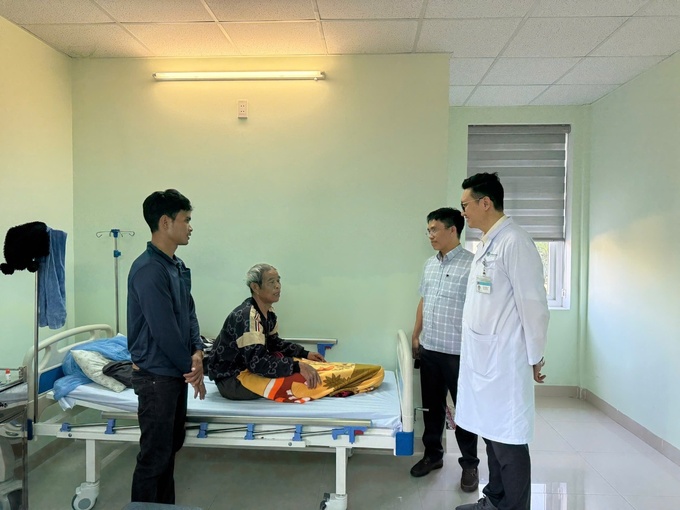 ThS.BS Trương Quang Bình - Phó Giám đốc Sở Y tế Quảng Nam thăm hỏi, động viên bệnh nhân trong quá trình điều trị
