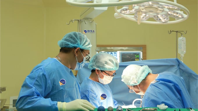 Ê-kíp phẫu thuật cố định cột sống cổ bằng phương pháp kết hợp xương nẹp vít theo đường lối sau (Ảnh:BVCC)
