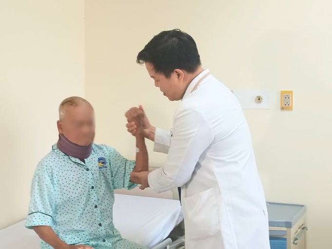 Bác sĩ thăm khám và kiểm tra vận động của người bệnh sau mổ (Ảnh: BVCC)