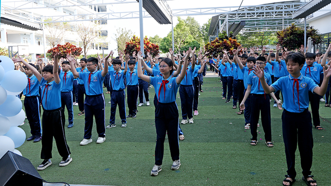 Các em thiếu nhi đồng diễn Flashmob