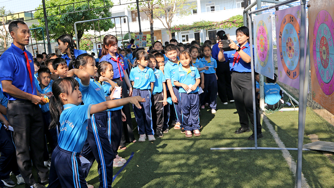 Các em học sinh cùng trải nghiệm các hoạt động tại ngày hội