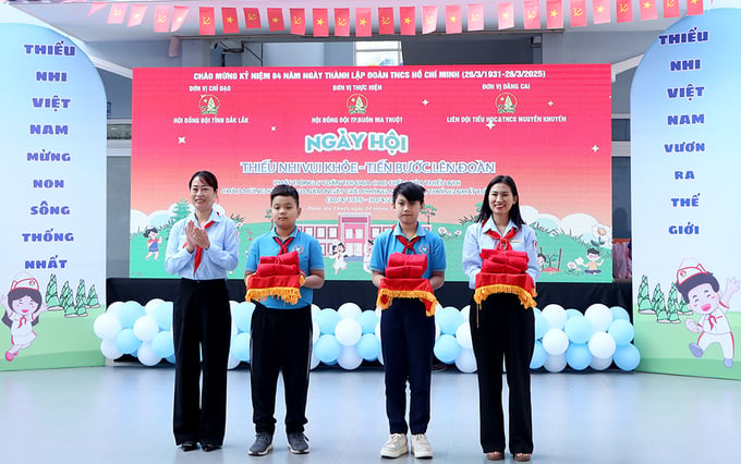 Bà Phan Thị Trinh – Phó Bí thư Tỉnh đoàn, Chủ tịch Hội đồng Đội tỉnh Đắk Lắk trao khăn quàng đỏ tặng Liên đội trường Tiểu học – THCS Nguyễn Khuyến