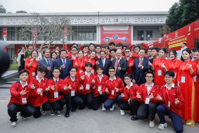 Thủ tướng Phạm Minh Chính với các đại biểu và sinh viên tham dự lễ phát động phong trào “Bình dân học vụ số”