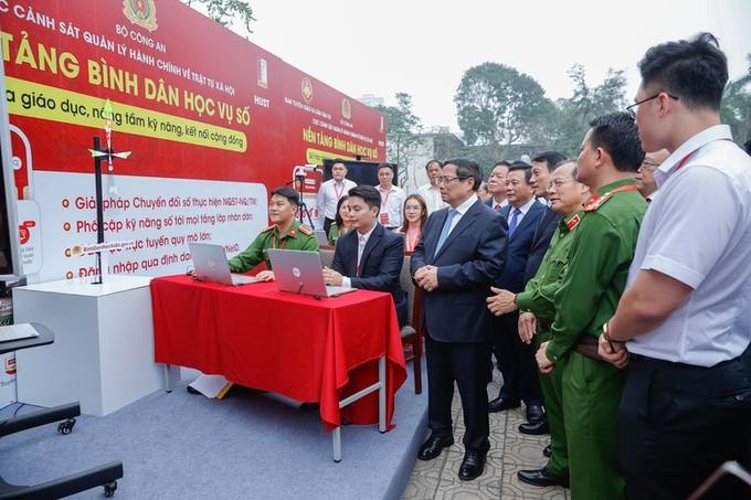 Thủ tướng nghe giới thiệu về nền tảng “Bình dân học vụ số”