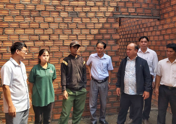 Đoàn công tác giám sát trực tiếp quá trình xây nhà tại xã Dun, huyện Chư Sê (Ảnh: Ngọc Anh)