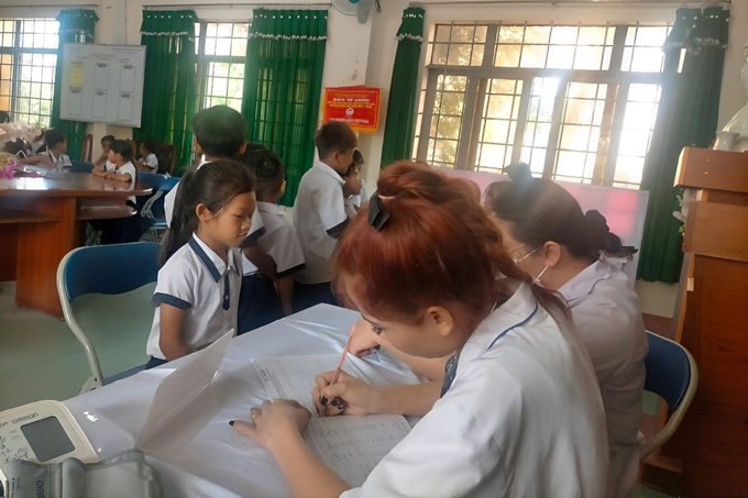 Trạm y tế các xã, thị trấn phối hợp các trường mầm non, tiểu học trên địa bàn huyện Ea Súp lập danh sách nhóm đối tượng cần tiêm vắc xin sởi (Ảnh: Bảo Trọng)