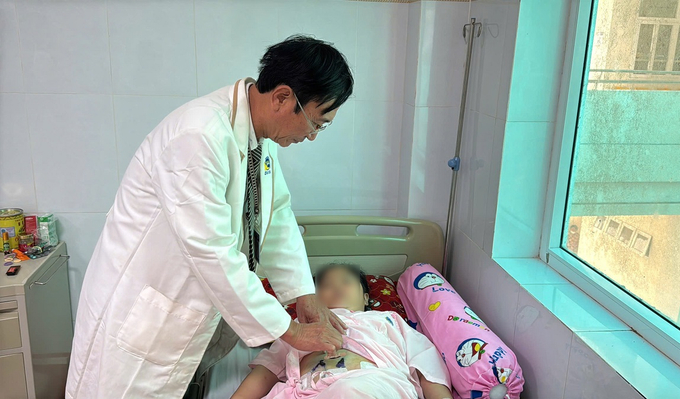 Bác sĩ kiểm tra vết mổ cho bệnh nhi trước khi xuất viện (Ảnh: BVCC)