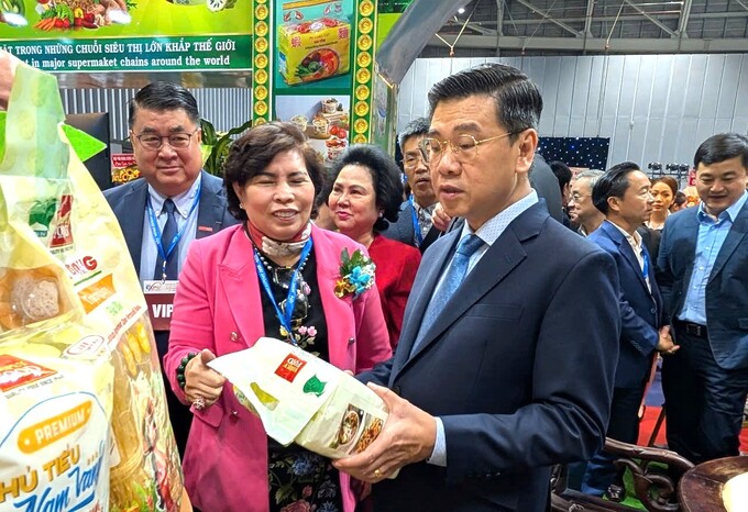 Phó Chủ tịch UBND TP. HCM Nguyễn Văn Dũng tham quan gian hàng giới thiệu sản phẩm tiêu biểu trưng bày tại hội chợ 