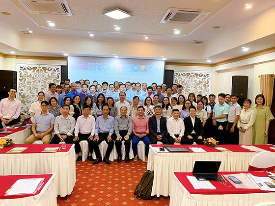 Các đại biểu chụp hình lưu niệm