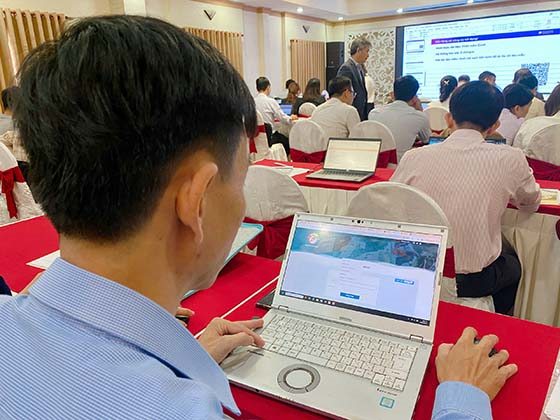 Học đại biểu được tập huấn và thực hành trên phần mềm E-Dengue