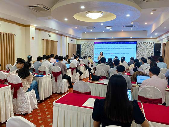 Các đại biểu dự tập huấn sử dụng phần mềm E-Dengue cho người dùng cuối
