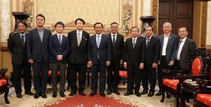 Các thành viên hai bên đoàn chụp hình lưu niệm sau buổi tiếp  