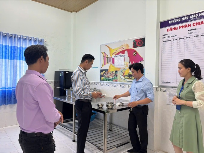 Huyện Phú Tân kiểm tra an toàn thực phẩm trong trường học