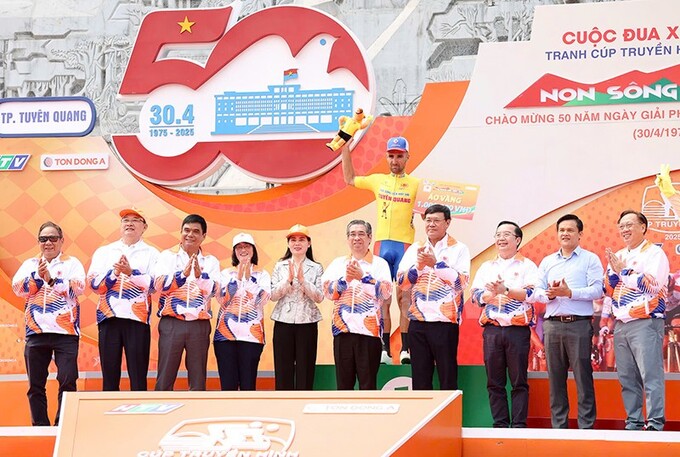 Lãnh đạo chúc mừng vận động viên Loic Desriac mặc áo vàng sau chặng đầu tiên