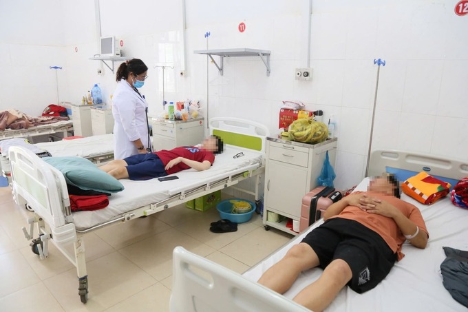 Bác sĩ thăm khám cho các bệnh nhân bị viêm màng não do nhiễm ký sinh trùng sau khi ăn tiết canh thỏ (ảnh: Đình Thi)