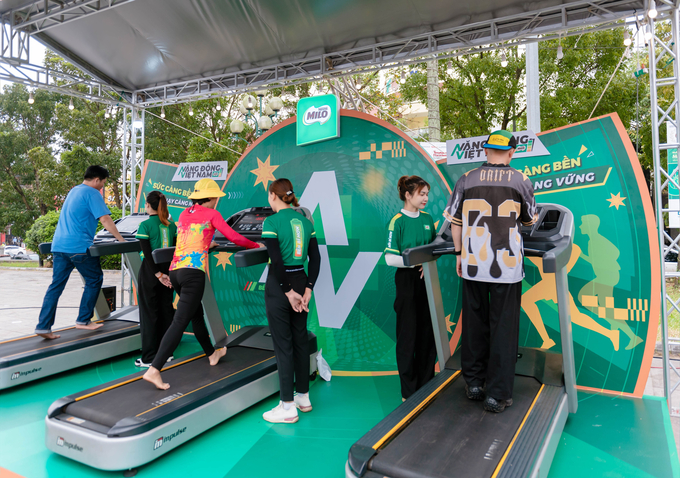 Khu vực trải nghiệm thể lực “Năng Động Việt Nam” của Nestlé MILO tại Giải Tiền Phong Marathon 2025, nơi người tham dự có thể tham gia thử thách chạy bộ, kiểm tra sức bền và nhận quà tặng từ nhãn hàng