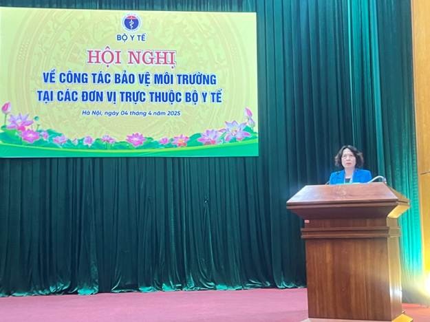 Thứ trưởng Bộ Y tế Nguyễn Thị Liên Hương phát biểu tại hội nghị