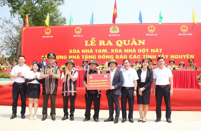 Đại diện các đơn vị tài trợ đã trao kinh phí hỗ trợ tỉnh Kon Tum xóa nhà tạm, nhà dột nát trong năm 2025