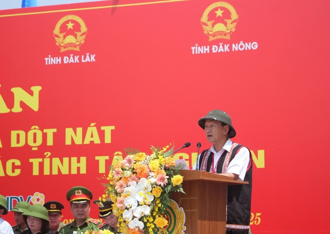 Bí thư Tỉnh uỷ, Chủ tịch HĐND tỉnh Kon Tum phát biểu tại buổi lễ   