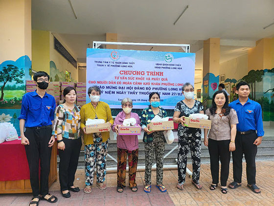 Trao quà cho người dân có hoàn cảnh khó khăn tại phường Long Hòa quận Bình Thủy