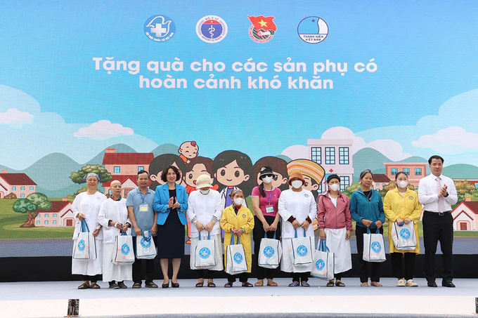 Thứ trưởng Bộ Y tế Nguyễn Thị Liên Hương, đồng chí Ngô Văn Cương tặng 10 phần quà hỗ trợ cho các bà mẹ có hoàn cảnh khó khăn tại bệnh viện Phụ sản Trung ương