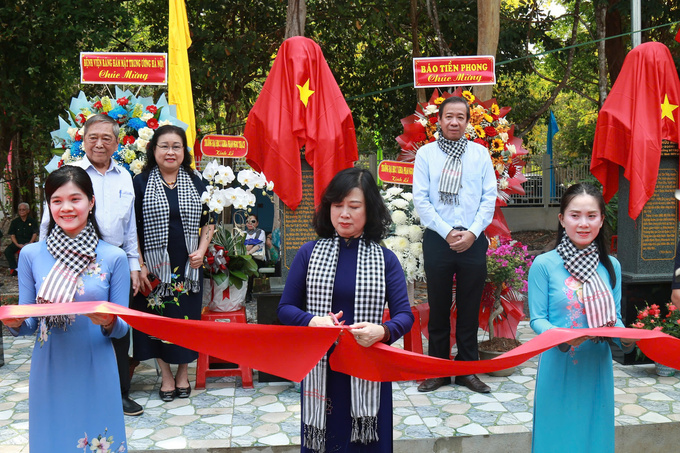 Các đại biểu dâng hương tại tượng Bác Hồ và cắt băng khánh thành tượng Thầy thuốc tiêu biểu