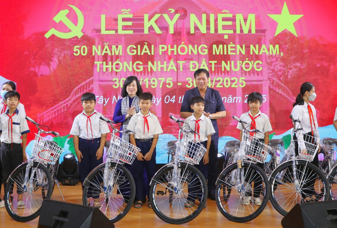 Bộ trưởng Bộ Y tế Đào Hồng Lan, Thứ trưởng Bộ Y tế Đỗ Xuân Tuyên tặng xe đạp cho các em học sinh có hoàn cảnh khó khăn, hiếu học tại tỉnh Tây Ninh