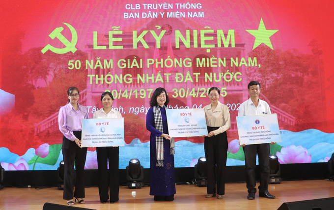 Bộ trưởng Bộ Y tế Đào Hồng Lan tặng suất học bổng cho học sinh có hoàn cảnh khó khăn tại Tây Ninh