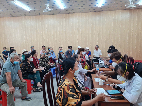 Người dân đến đăng ký khám tầm soát bệnh lao