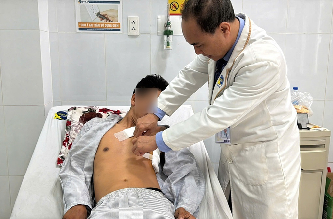 Bác sĩ kiểm tra vết thương cho bệnh nhân (Ảnh: BVCC)