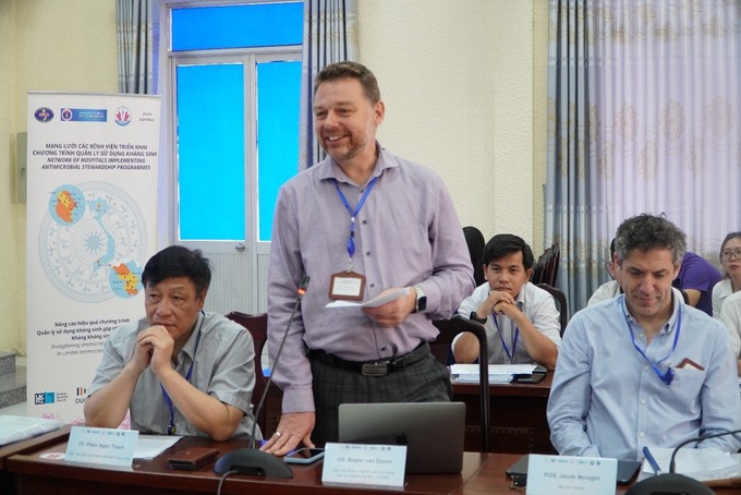 GS Rogier van Doorn - Giám đốc Đơn vị Nghiên cứu Lâm sàng Đại học Oxford (OUCRU) Hà Nội phát biểu tại lớp tập huấn