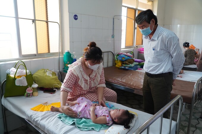 BS.CKII Phan Văn Ê - Phó Giám đốc Sở Y tế thăm trẻ đang điều trị sởi tại Bệnh viện Đa khoa Sa Đéc