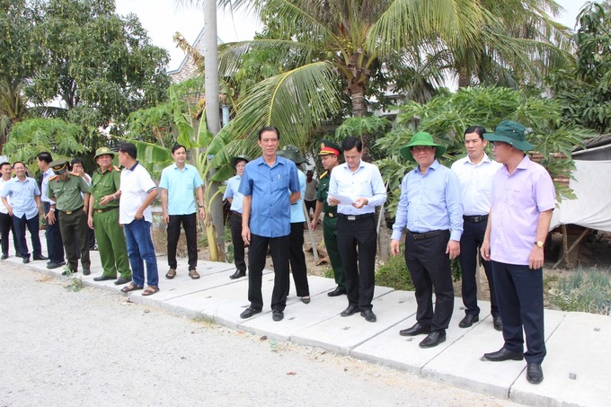 Chủ tịch UBND tỉnh Hồ Văn Mừng kiểm tra công trình đường tỉnh lộ đang thi công