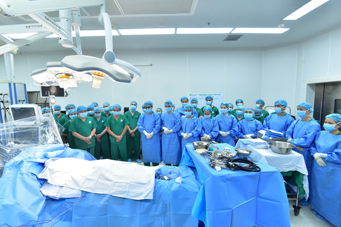 Các y bác sĩ mặc niệm tri ân ông N.T.T (Ảnh: BVCC)