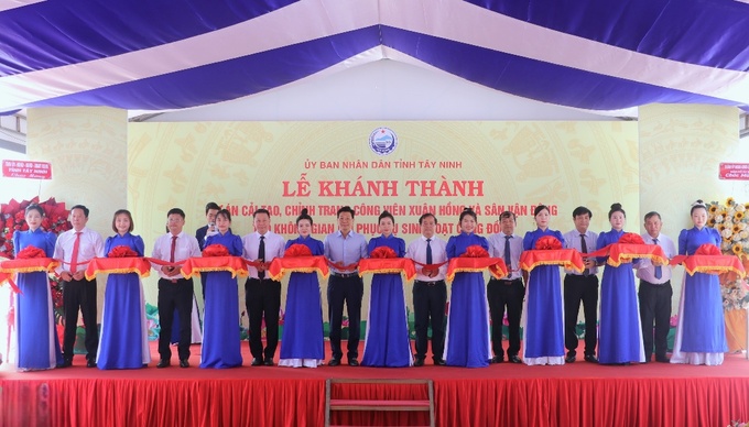 Các đại biểu cắt băng khánh thành