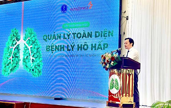 PGS.TS.BS Hoàng Quốc Cường - Giám đốc Sở Y tế Cần Thơ trình bày báo cáo “Quản lý hen và Bệnh phổi tắc nghẽn mãn tính tại Cần Thơ: Thực trạng và định hướng mới năm 2025”