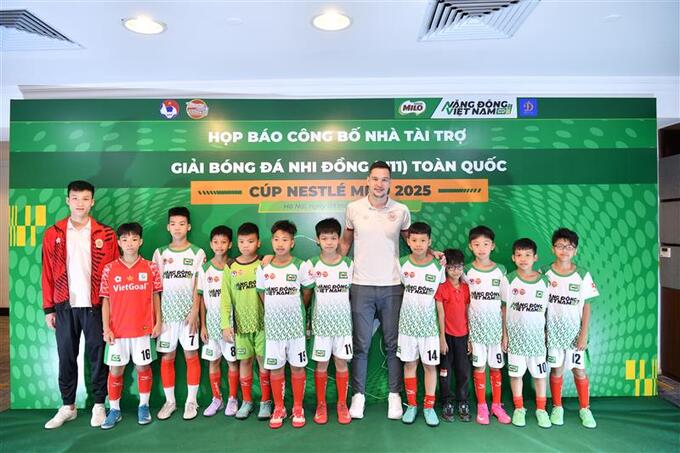 Tuyển thủ Quốc gia Filip Nguyễn và  Cầu thủ Hoàng Trung Anh cùng các cầu thủ nhí tại Lễ công bố Giải Bóng đá Nhi đồng (U11) Toàn quốc Cúp Nestlé MILO 2025