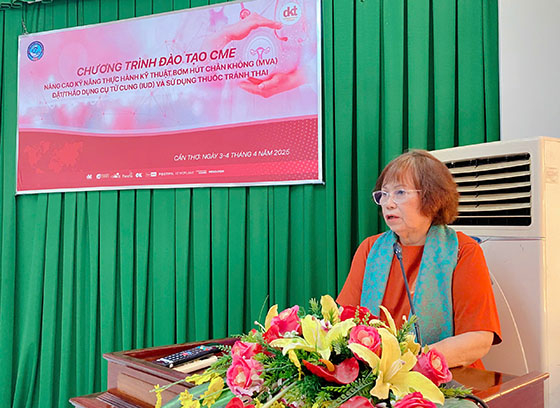 Bà Phan Thị Hạnh - Chủ tịch Hội Nữ hộ sinh Việt Nam phát biểu tại lớp tập huấn nâng cao kỹ năng thực hành kỹ thuật bơm hút chân không, đặt/tháo dụng cụ tử cung và sử dụng thuốc tránh thai