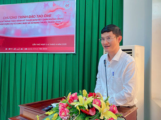 Ông Hà Tấn Vinh - Phó Giám đốc Trung tâm Kiểm soát bệnh tật TP. Cần Thơ phát biểu tại lớp tập huấn Nâng cao kỹ năng thực hành kỹ thuật bơm hút chân không, đặt/tháo dụng cụ tử cung và sử dụng thuốc tránh thai