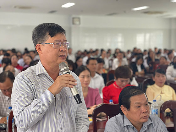 Ông Huỳnh Minh Trúc - Giám đốc Trung tâm Kiểm soát bệnh tật phát biểu tham luận