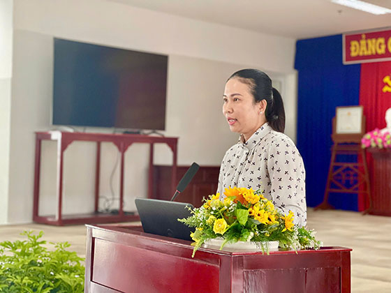 Bà Nguyễn Thị Thúy Ái - Giám đốc Bệnh viện Phụ Sản TP. Cần Thơ phát biểu tham luận tại hội nghị
