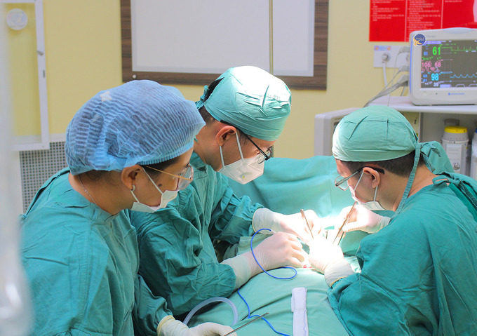 Ekip phẫu thuật cắt toàn bộ tuyến giáp bằng dao siêu âm (Ảnh: BVCC)